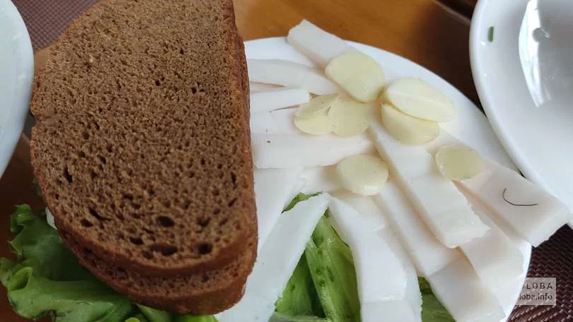 Черный хлеб с салом и чесноком