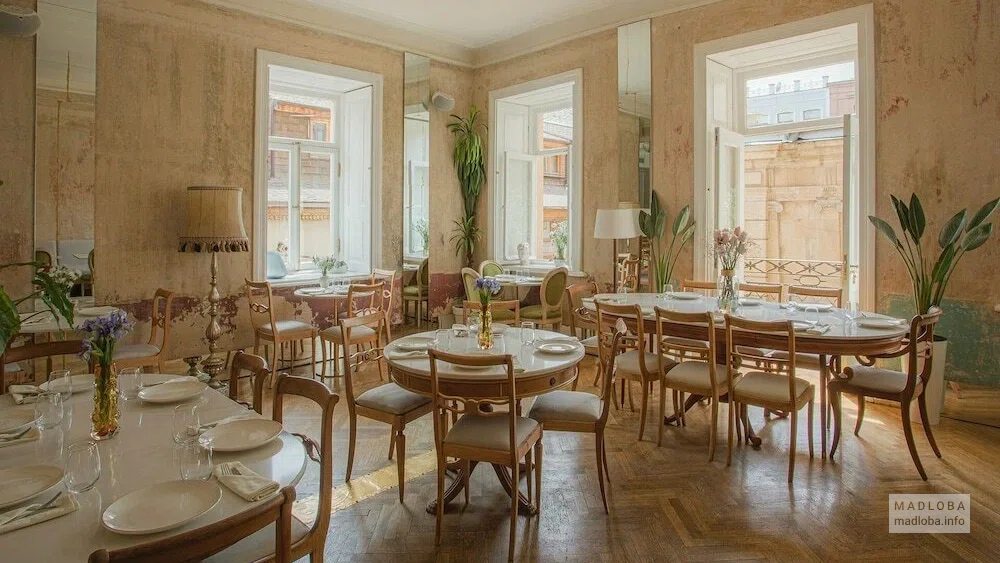 Столовая в бутик-отеле  Unfound Door