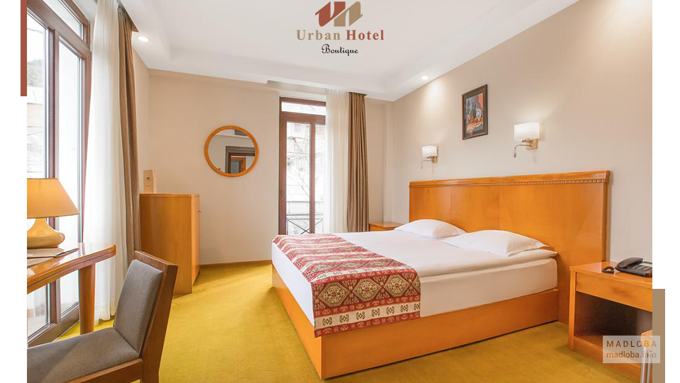 Кровать в городском бутик-отеле в Грузии