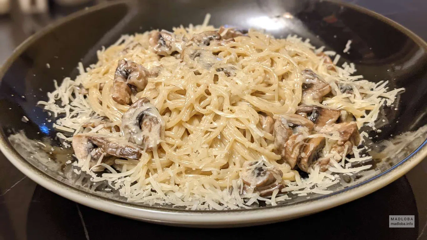Спагетти с сыром и грибами