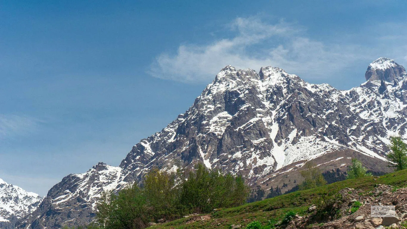 Вид снизу на гору Ушба