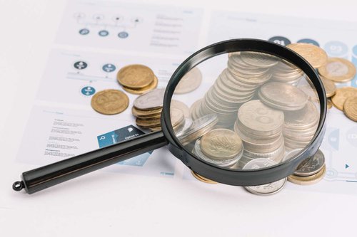 Увеличительное стекло над упавшими монетами.jpg
