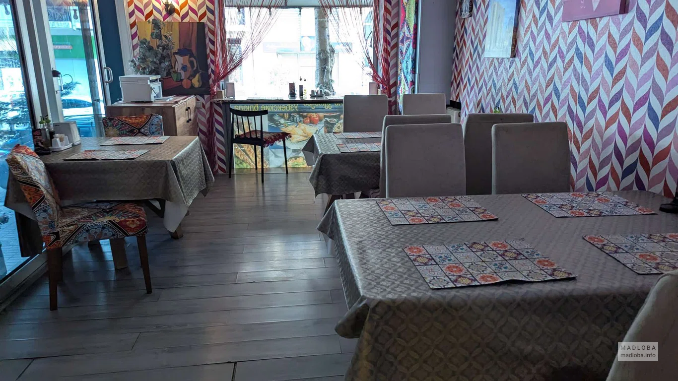 Столы в ресторане узбекской кухни "SBB028" в Батуми