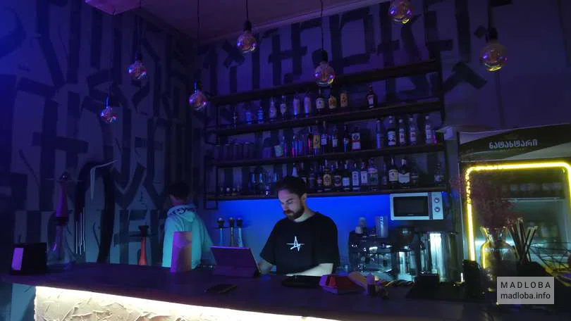 Барная стойка в VAXUE – Hookah & Bar