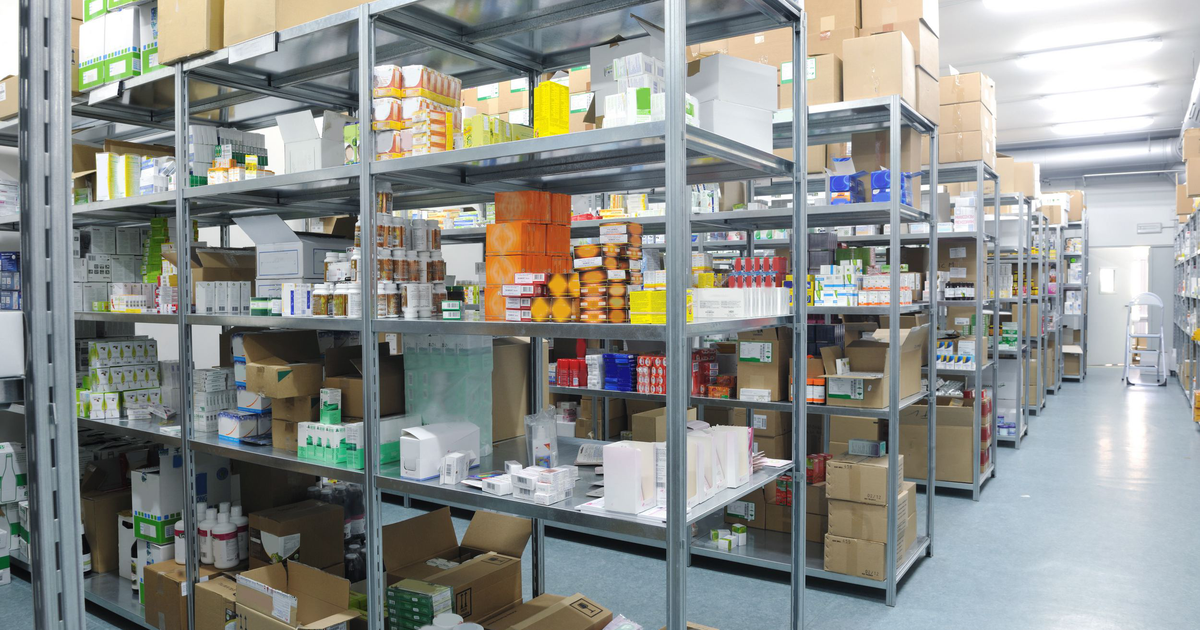 Сборщик медикаментов. Комплектовщик медикаментов. Картирование склада фармацевтического. Склад медикаментов. Склад фармацевтики.
