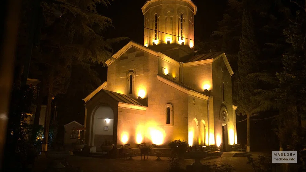 Освещение фасада церкви Ваке Самеба
