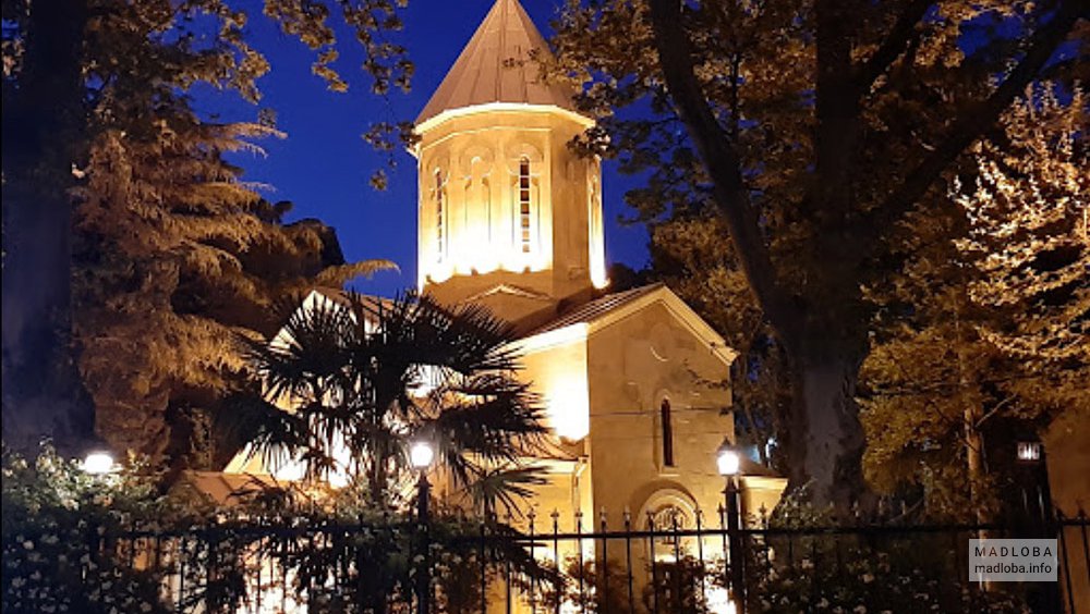 Церковь Ваке Самеба в ночное время