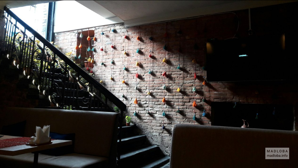 Лестница в Vania Cafe & Restaurant Тбилиси
