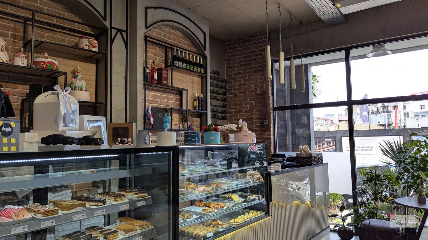 Аппетитные сладости в кондитерской Vanilla Cake