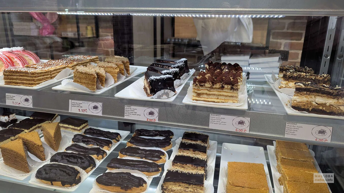 пирожные в кондитерской Vanilla Cake