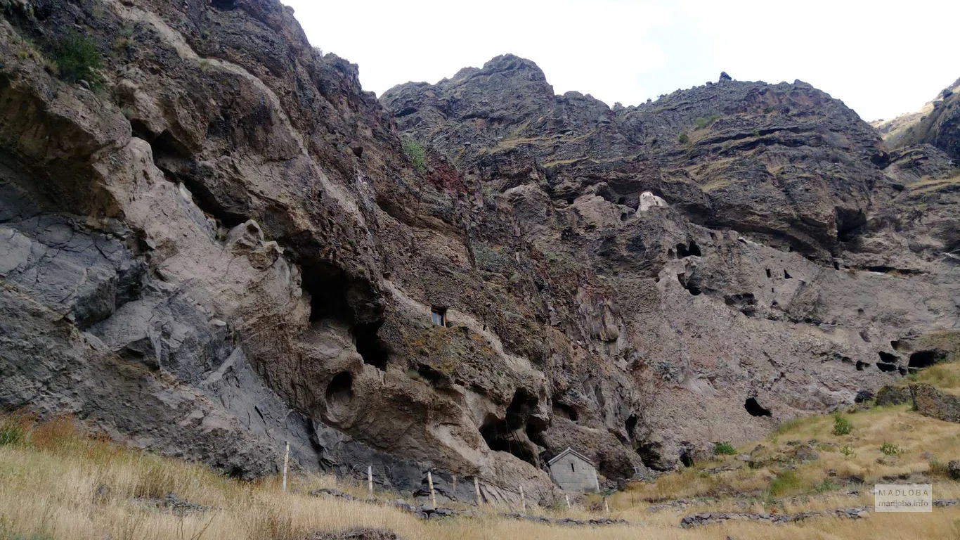 Спрятанные в горном массиве пещеры Ванис-Квабеби