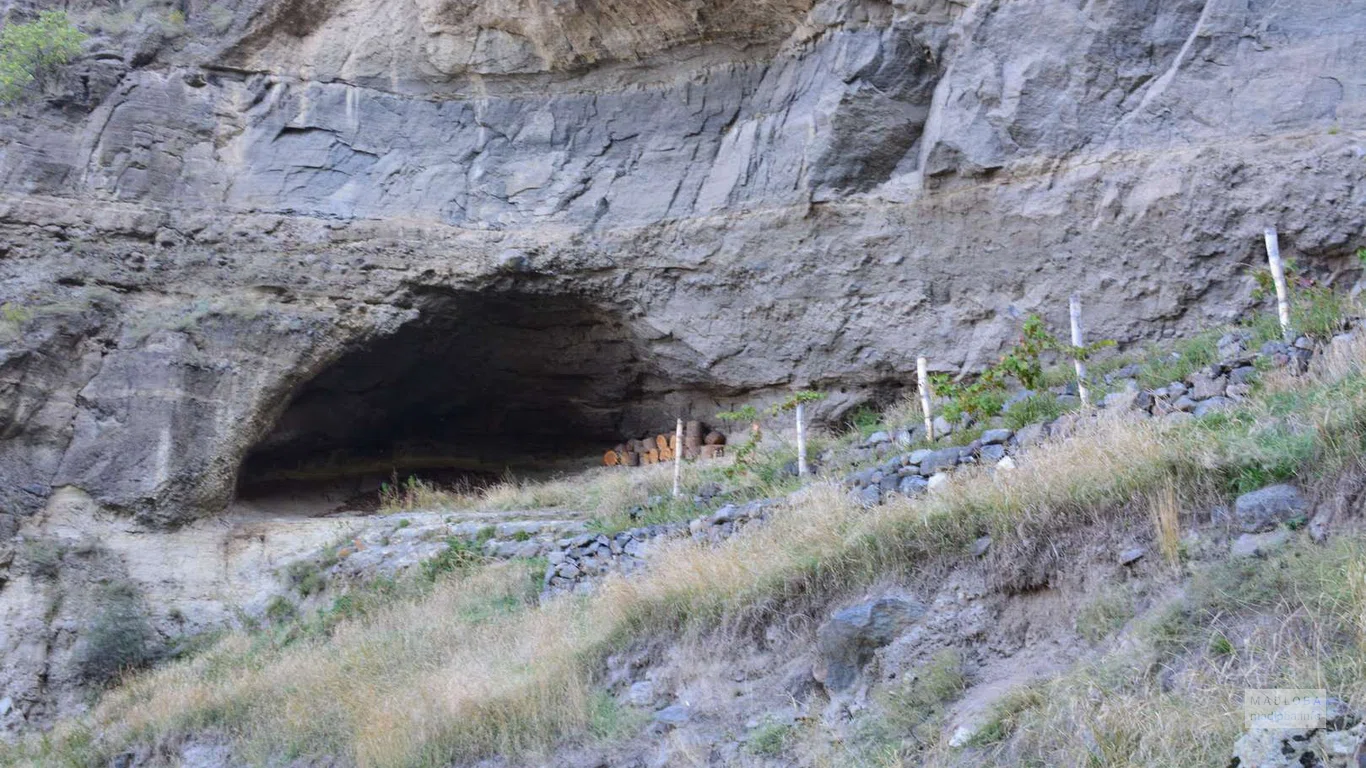 Один из входов на уровне земли в пещеры Ванис-Квабеби