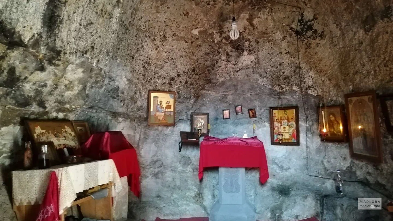 Место для молитв в пещерах Ванис-Квабеби