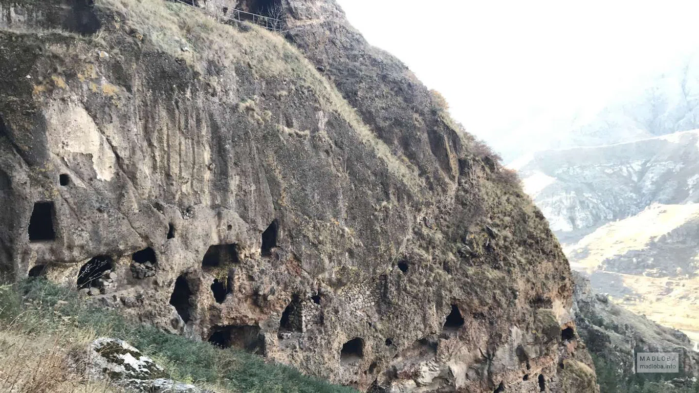 Множественные пещерные помещения в Ванис-Квабеби
