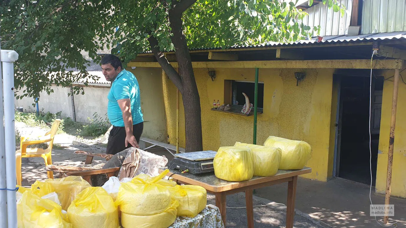 Продажа домашнего сыра Vano's Bread & Cheese в Бадиаури