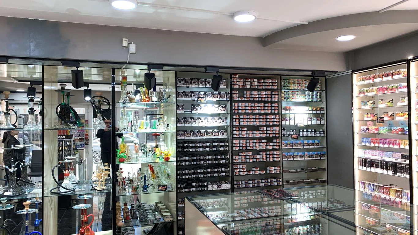 Товар в магазине вейпов и кальянов в Батуми