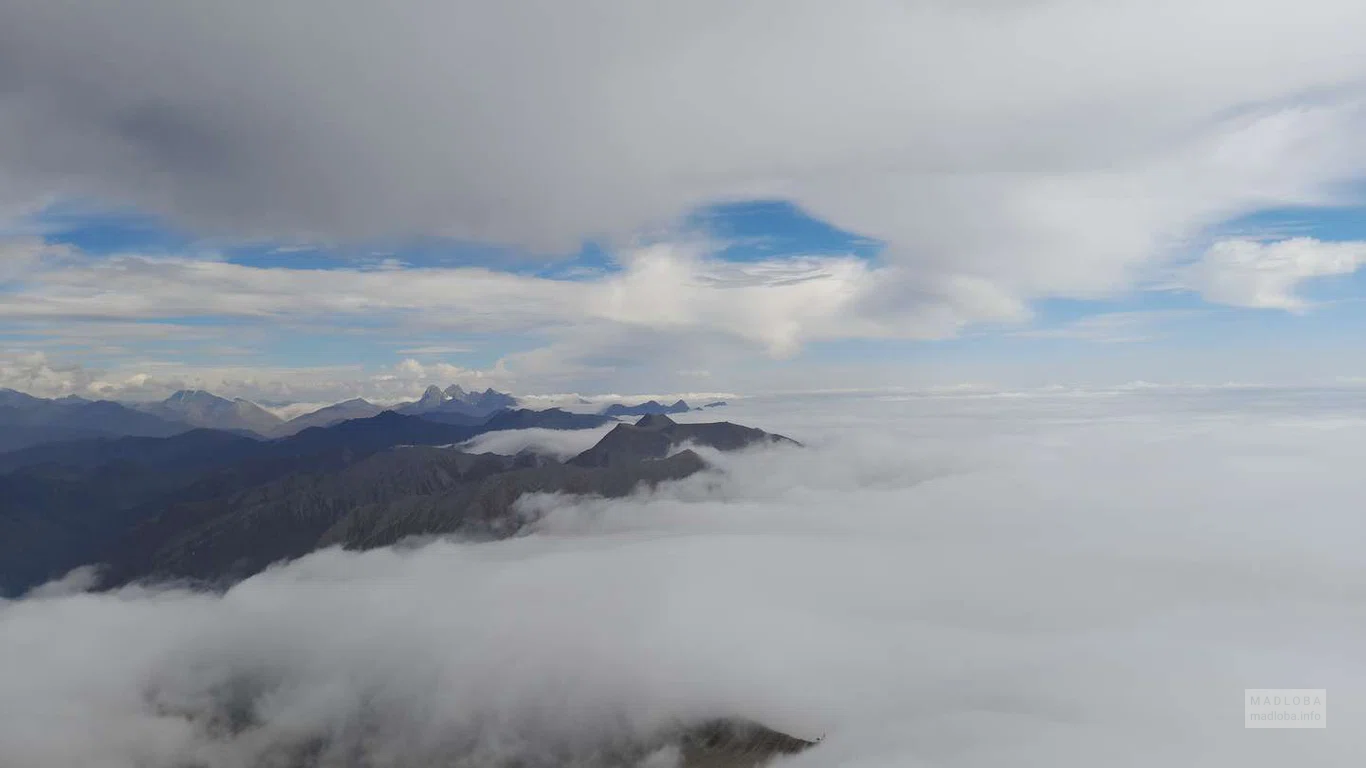 Вершина Дэда Эна скрытая в облаках