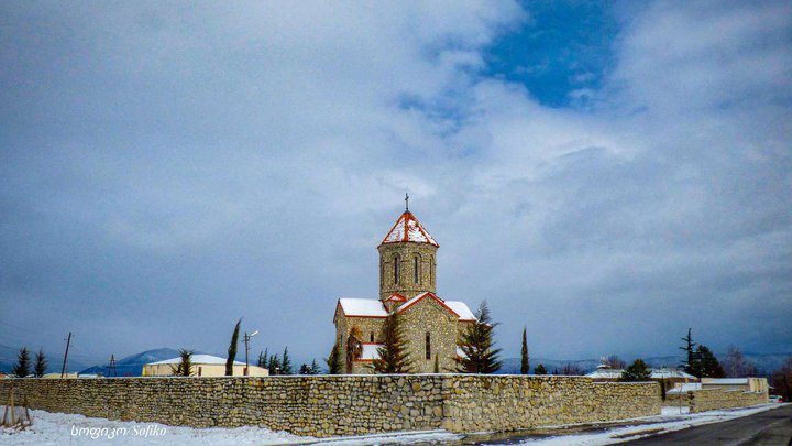 ქსნის წმინდანთა ბიძინა ჩოლოყაშვილის, ერისთავის შალვასა და ელიზბარის სახელობის საკათედრო ტაძარი.