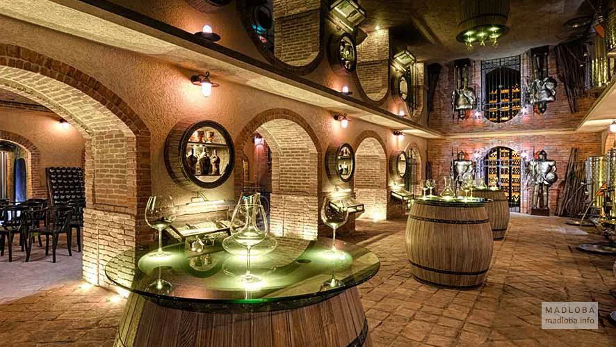 Столы в винной галерее