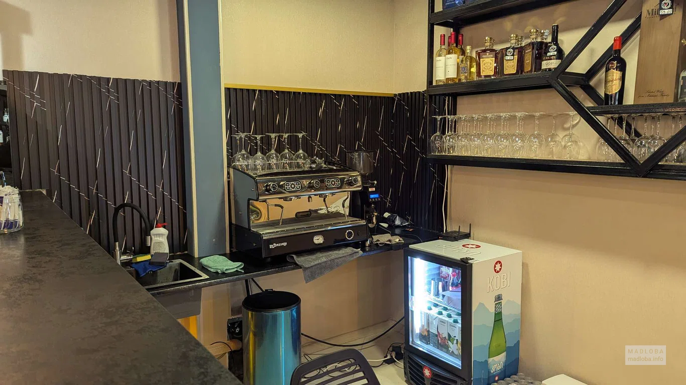 Кофемашина и полки с бокалами в барной зоне Wine Palette