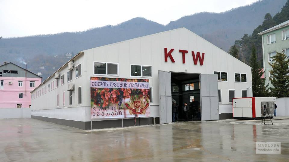 Здание винного магазина КТВ в Грузии