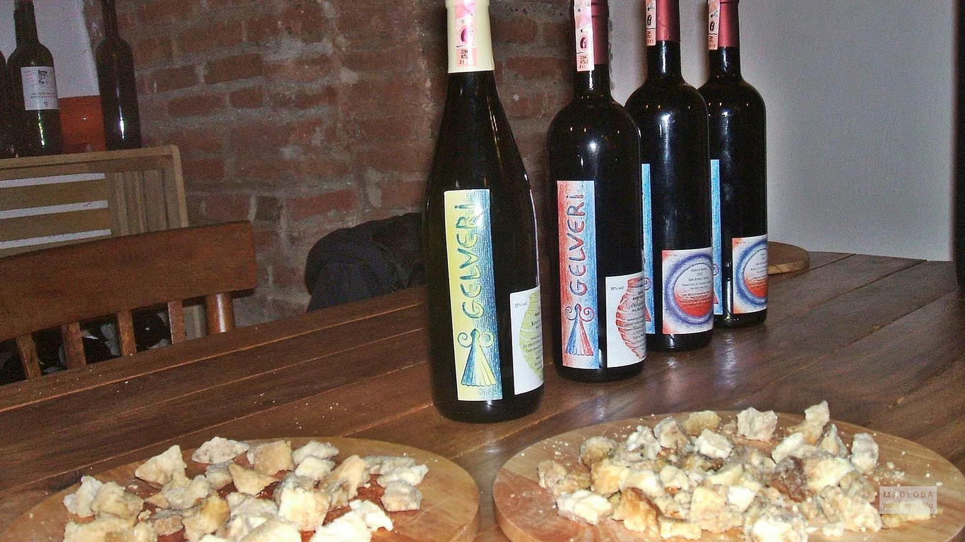 Закуски к вину в баре Грузии