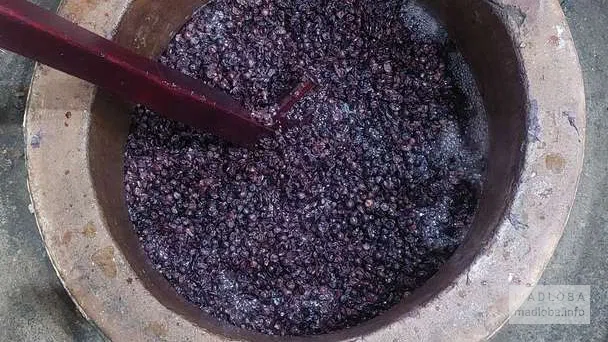 Приготовление вина - давка винограда