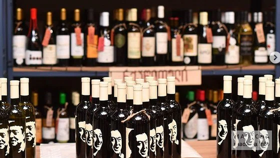 Вино в бутылках в грузинском магазине