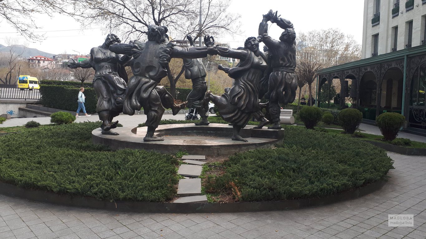 Монумент в Грузии