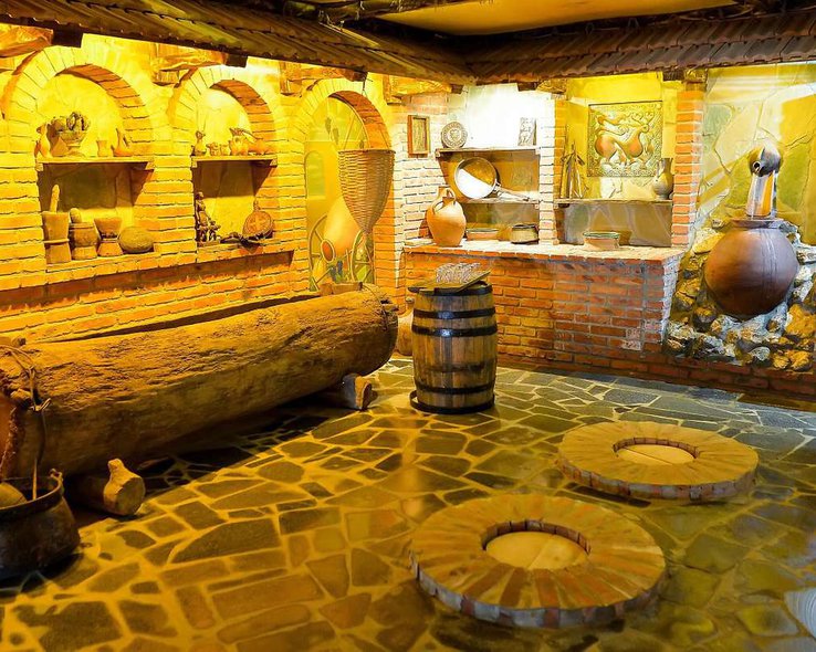 Внутри музея вина.jpg