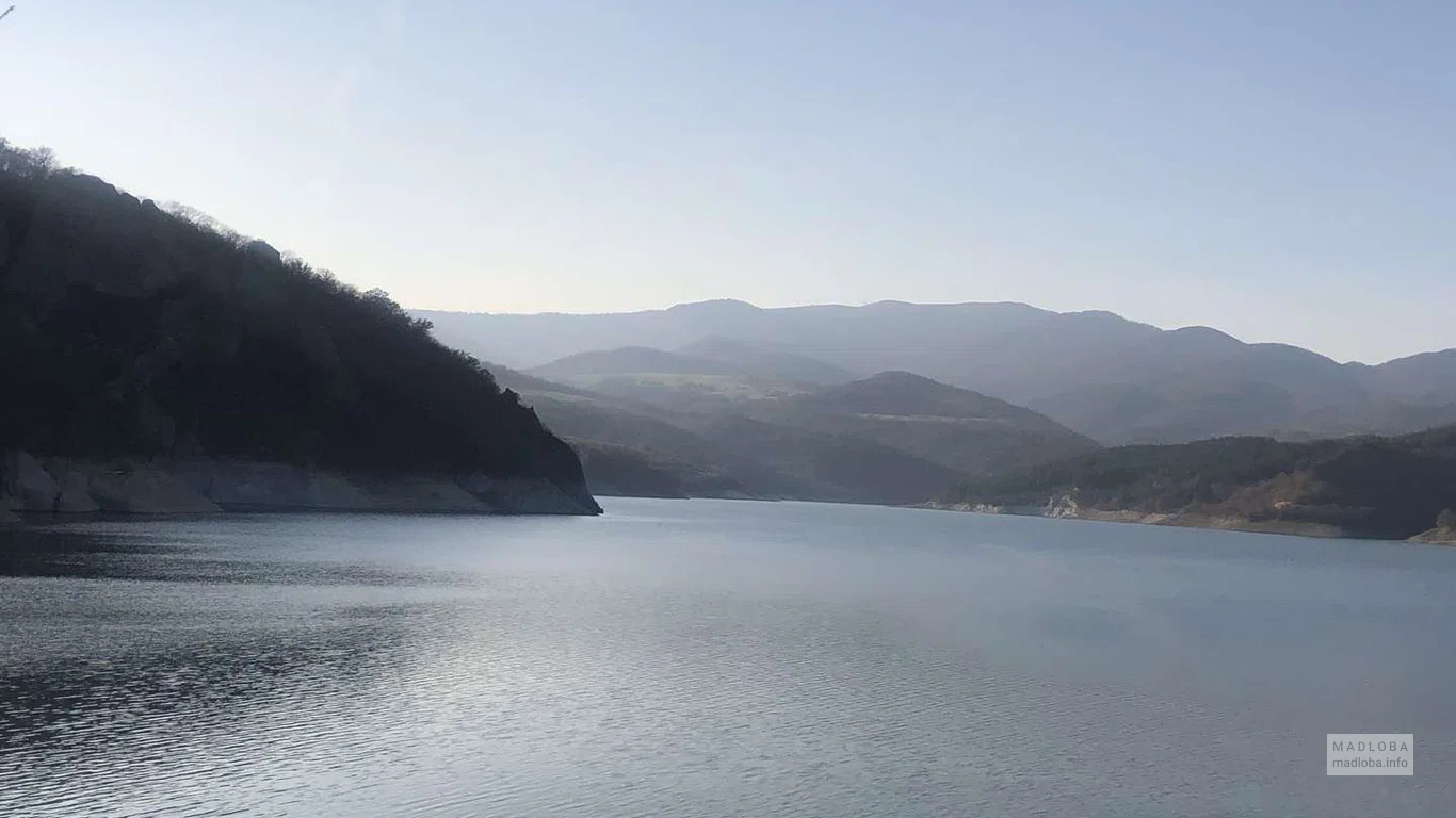 Спокойная водная гладь Водохранилище Алгети в окружении гор