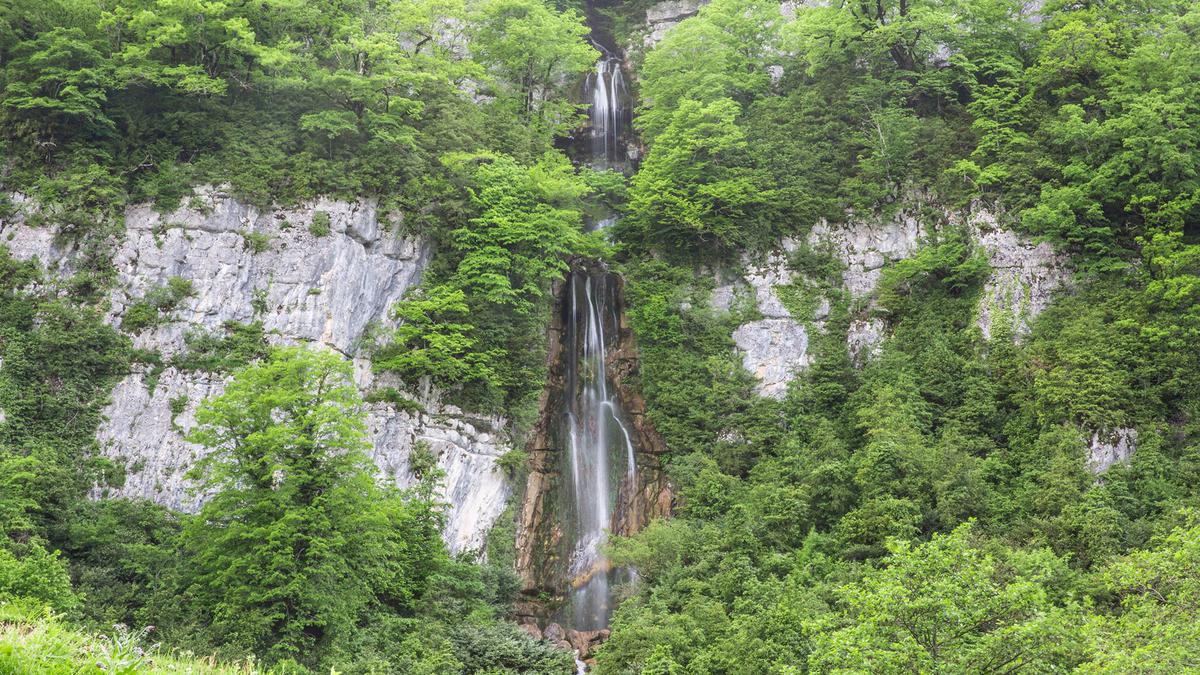 Водопад Мухура летом