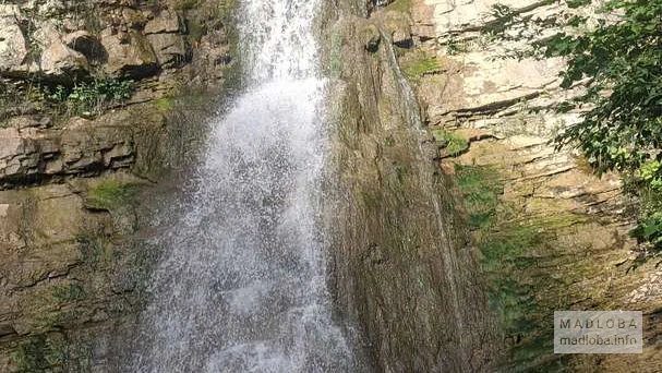 Водопад Бииси в солнечный день
