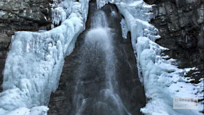 Зимний замерзший Водопад Дамчкера