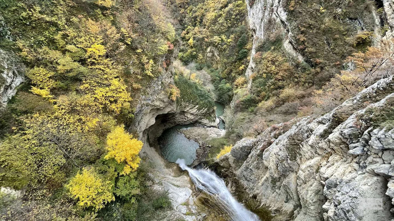 Завораживающий вид на Водопад Гвириши