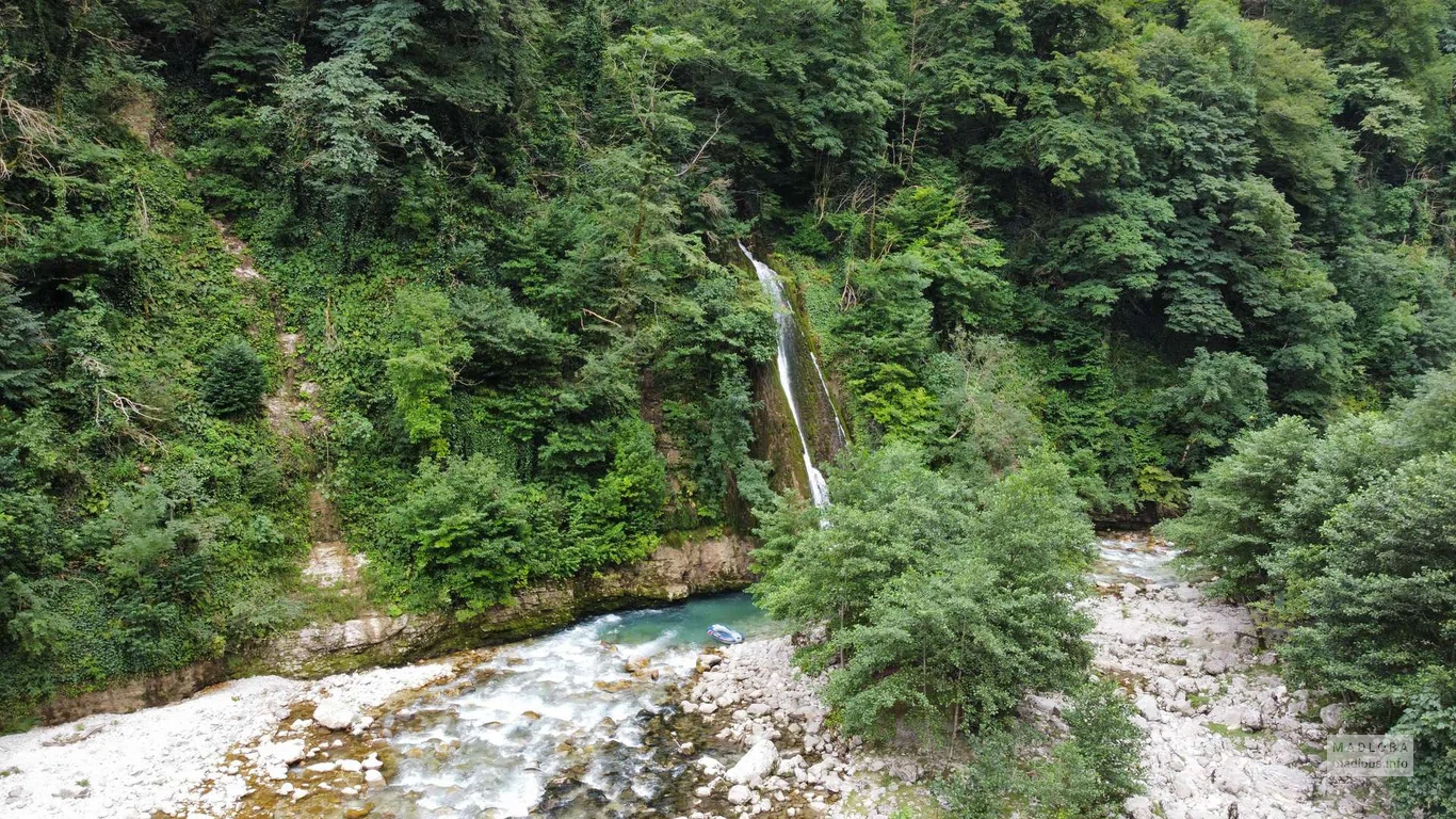 Панорамный вид на Водопад Кагу (Жужги)