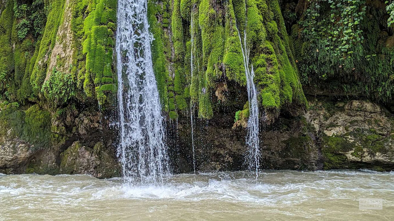 Падение воды в реку Водопада Кагу (Жужги)