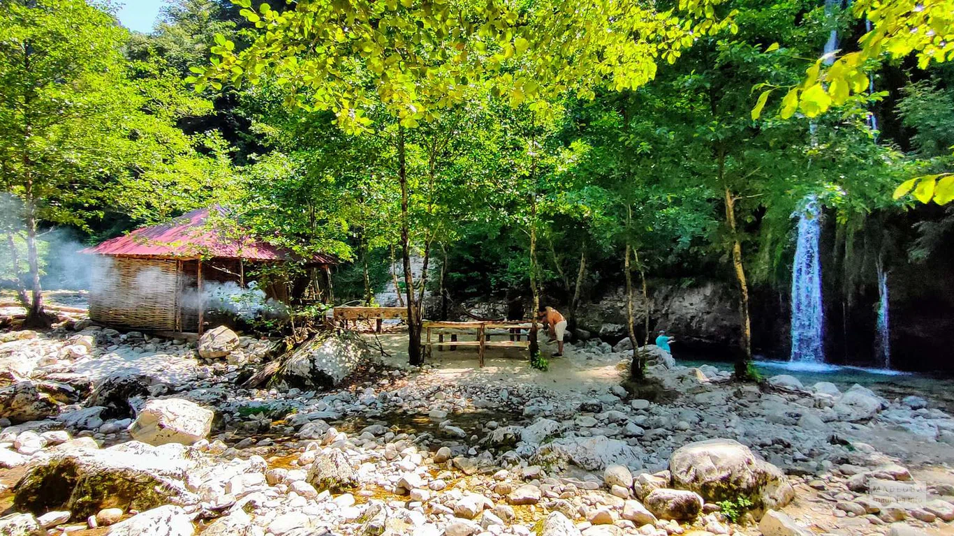 Вид на зону барбекю и Водопад Кагу (Жужги)