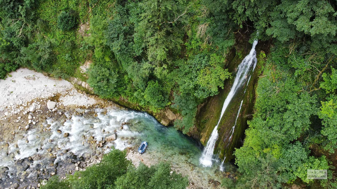 Вид сверху на реку и Водопад Кагу (Жужги)