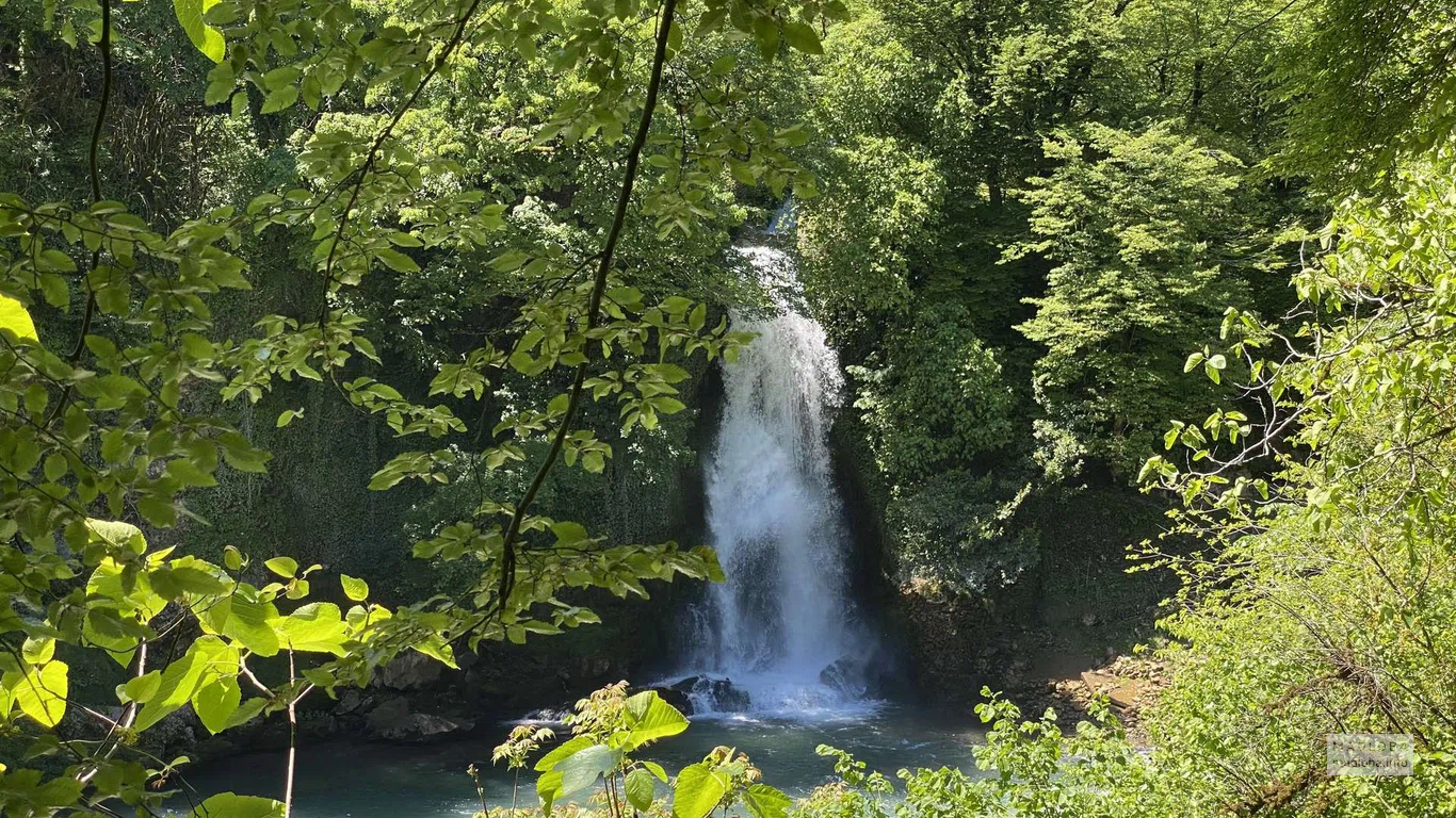 Водопад Кагу (Жужги) утопающий в зелени