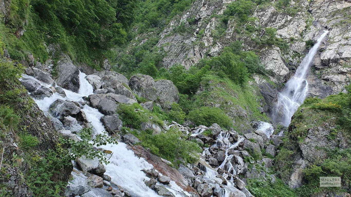 Горный водопад Водопад Хадори
