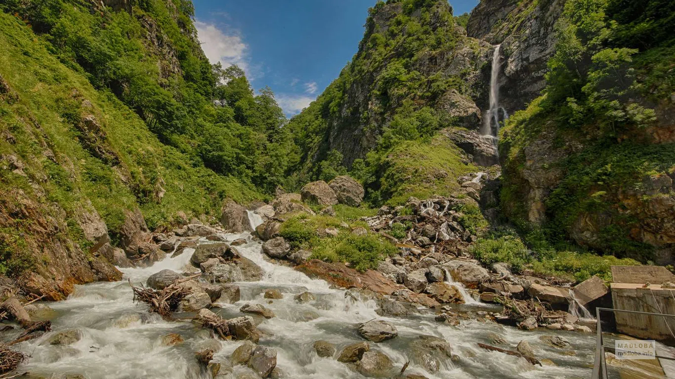 Панорамный вид на Водопад Хадори