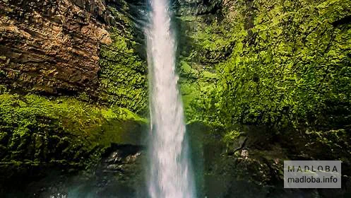 Лазурная вода озера Водопада Хани