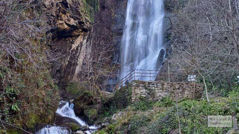 красивый высокий Водопад Kibura