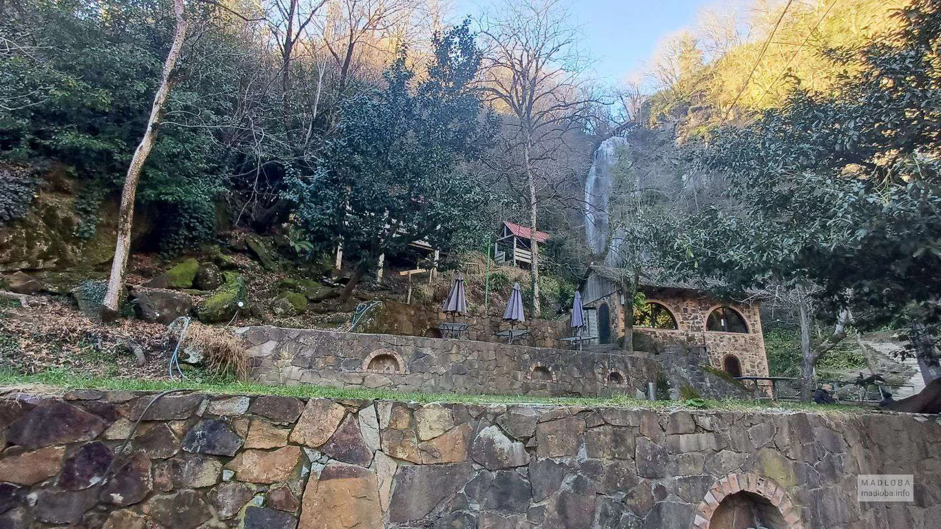 постройки рядом с водопадом Kibura в Аджарии