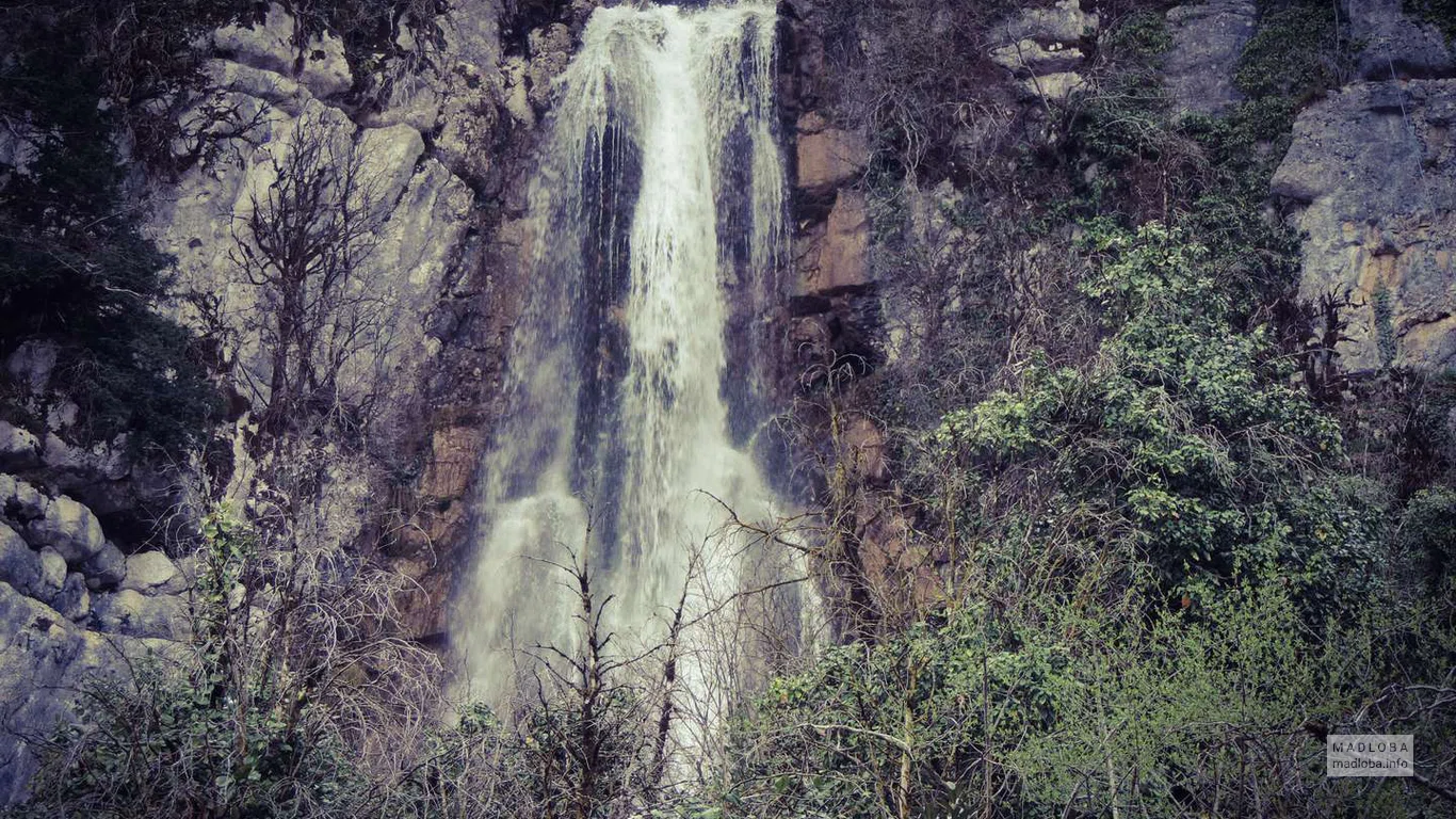 Полноводный Водопад Мухура