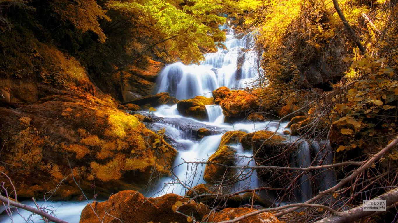 Осенние краски Водопада Рачха