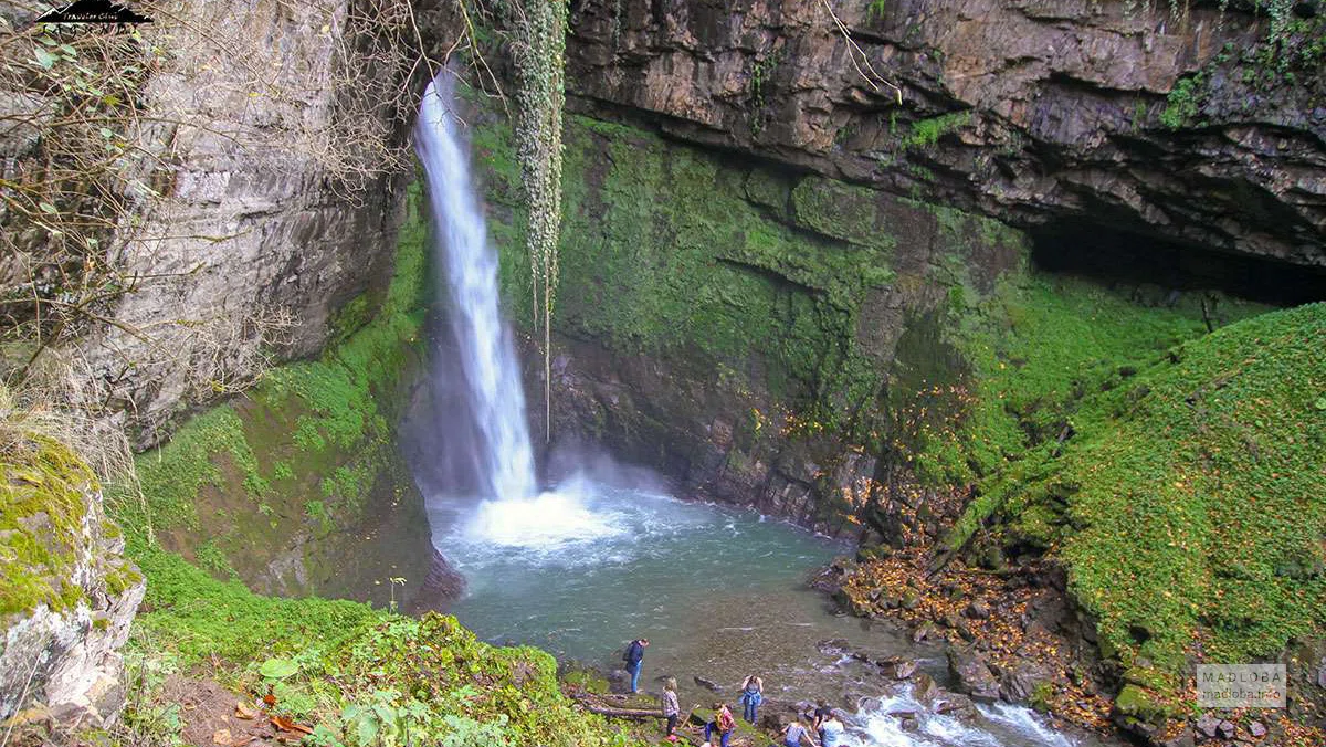 Панорамный вид на подножие Водопада Сакухара