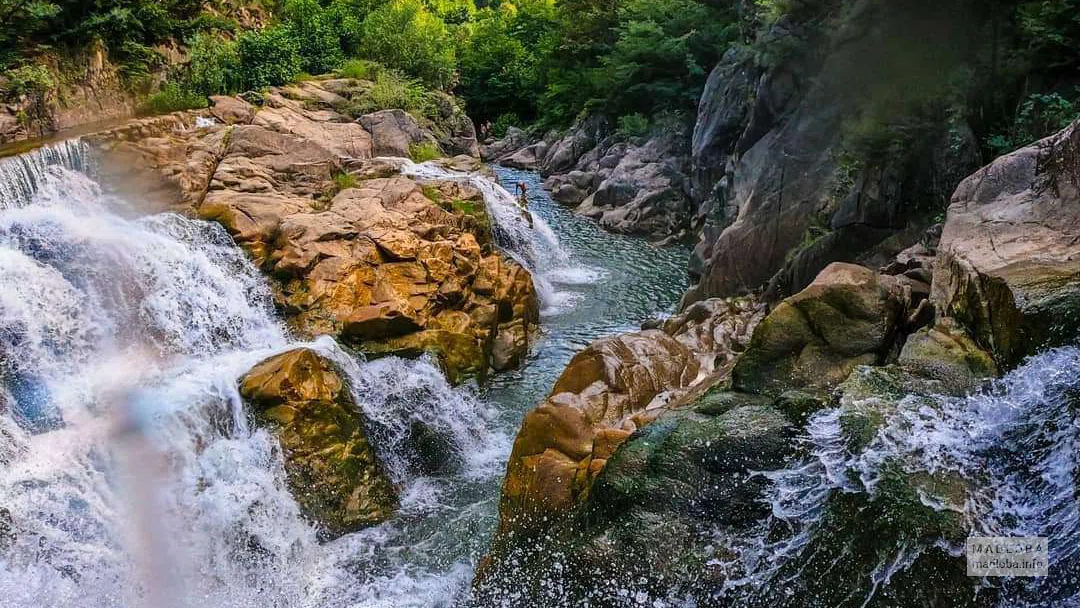 Вид на Водопад Самцвера и реку в летний день