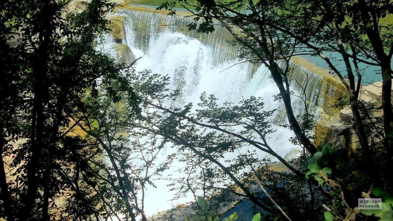 Вид на Водопад Самцвера сквозь деревья